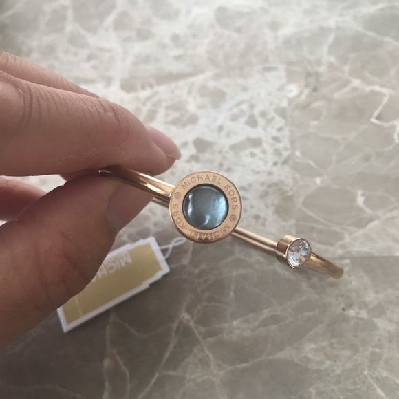 Michael Kors rose gold bangle with mother of pearl - Picture 4 of 4